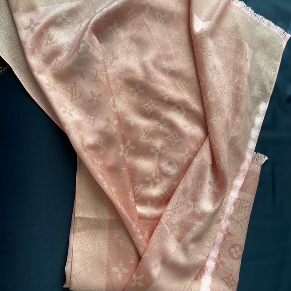 Louis Vuitton scarf - Picture 2 of 3